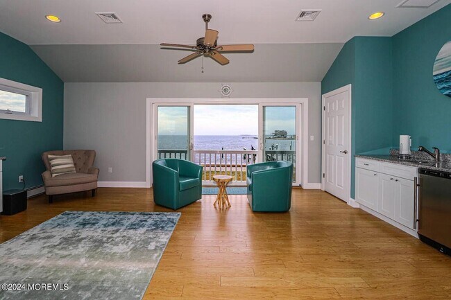 Building Photo - 1095 Island Dr