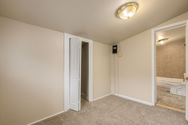 Building Photo - Single Family home, 2 Beds 1 Bath close to...