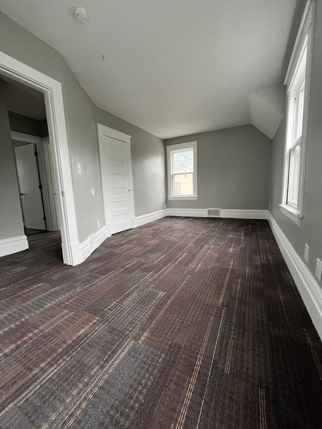 Building Photo - Amazing 3 Bedroom 1 Bathroom Home in West St. Paul