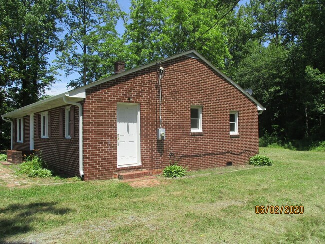 Building Photo - Country home that offers 3 bedrooms/1 bathroom