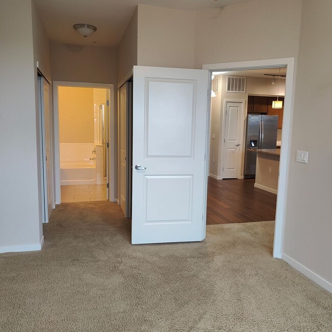 Building Photo - Spacious One Bedroom Luxury Condo at East ...