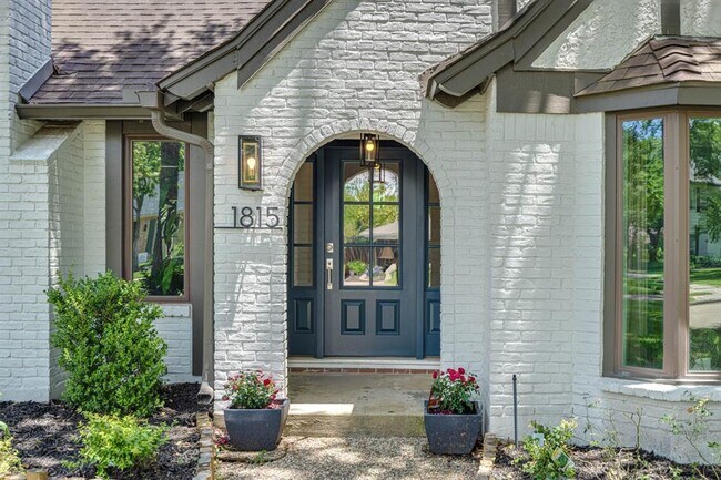Primary Photo - 1815 Valley Vista Dr