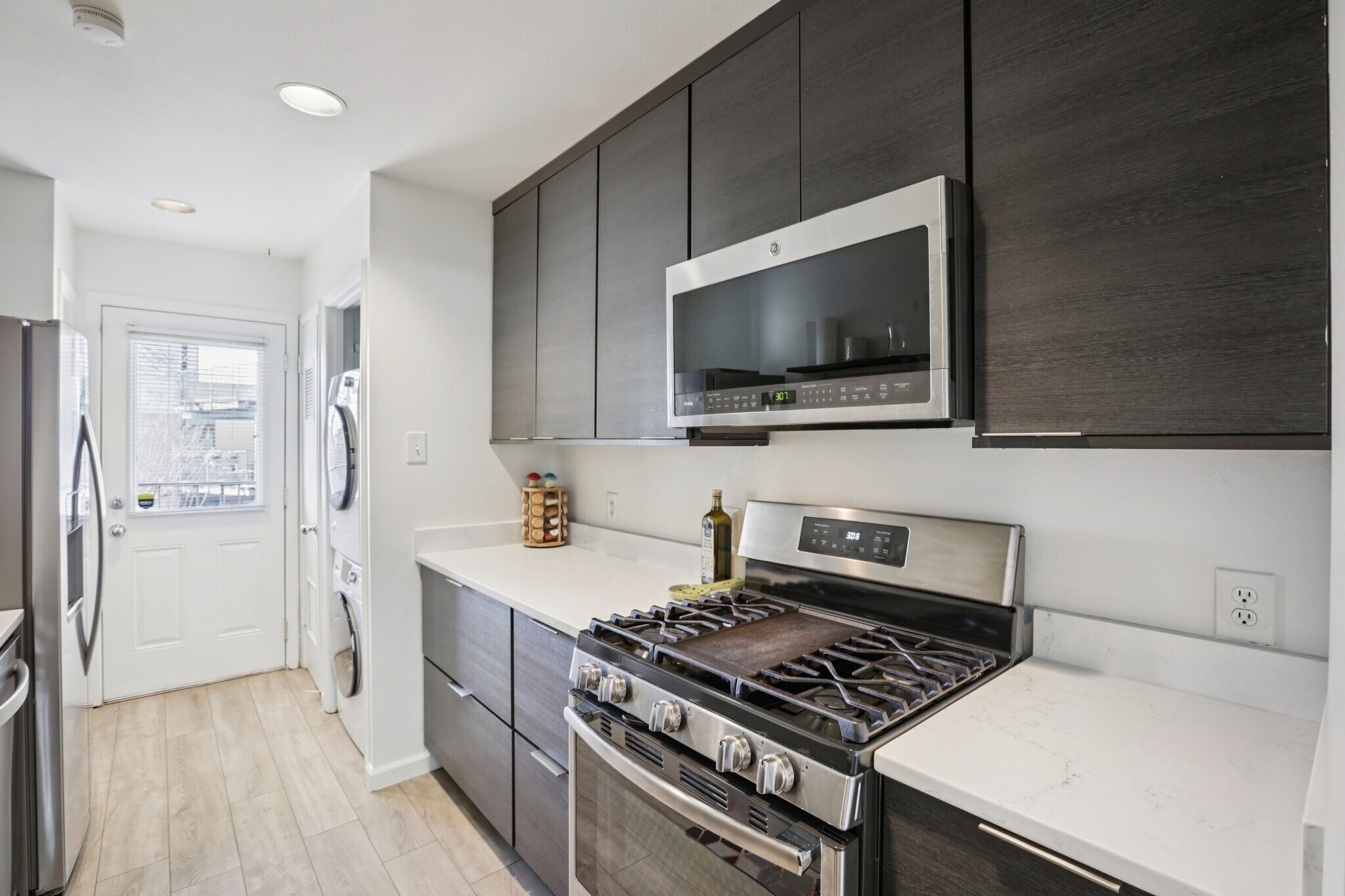 Building Photo - 1106 W 6th St