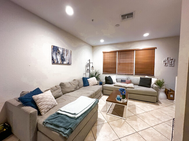 Building Photo - 137 Ocean Cay Way