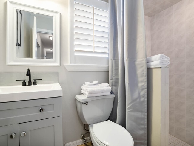 Building Photo - 6 Clinton Ct N