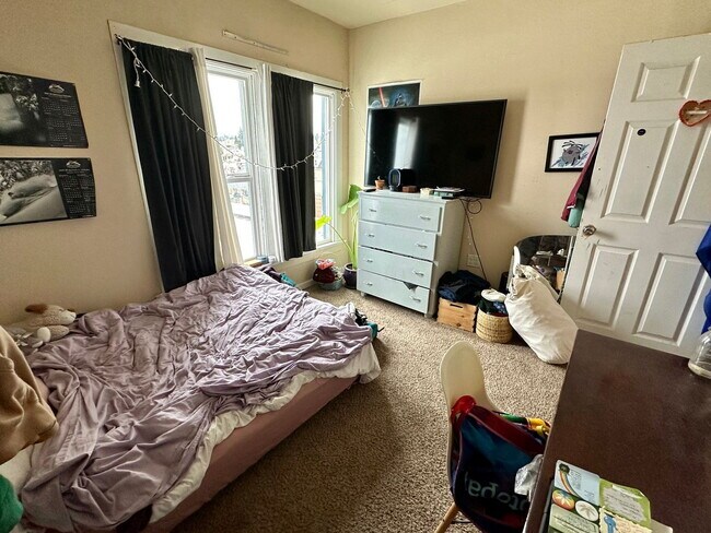 Building Photo - Spacious 7-Bed, 2-Bath Near Downtown Bellingham of Comfortable Living!