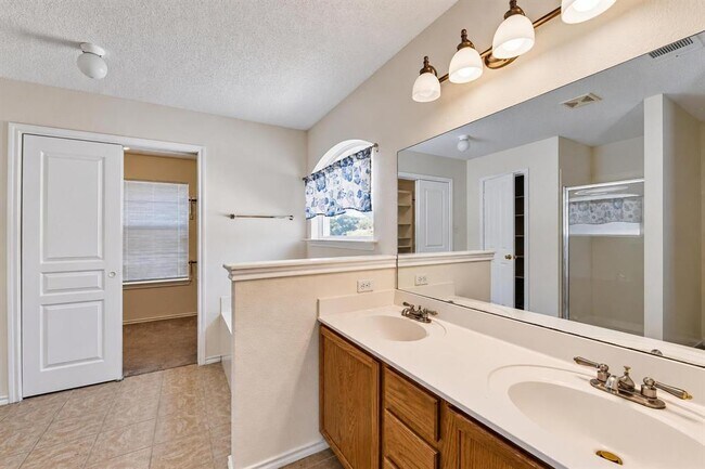 Building Photo - 2616 Oakwood Glen Dr