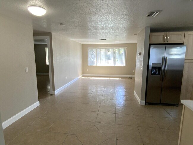 Building Photo - Beautiful 2 bed, 2 updated baths home in the sought-after boating community of Gulf Harbors.