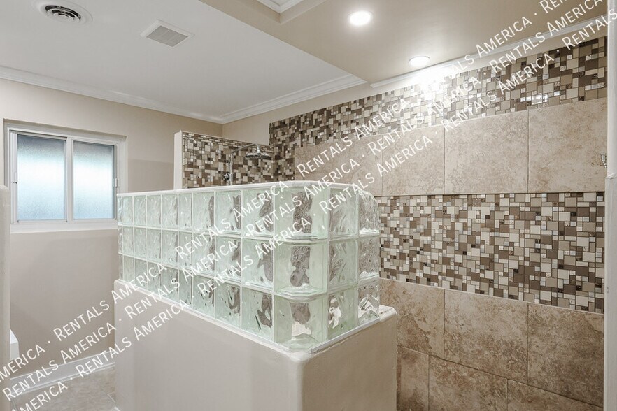 Building Photo - 1424 N Gene Ave