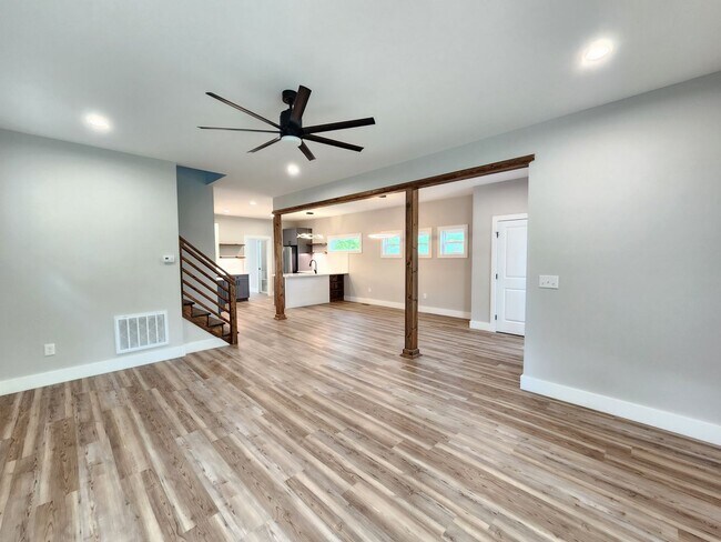 Building Photo - Asheville Rental!