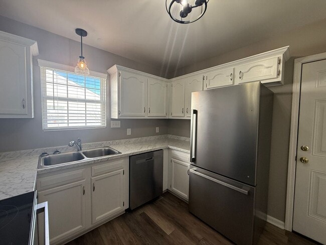 Building Photo - You'll Love the Modern Upgrades in this Fully Remodeled Condo!