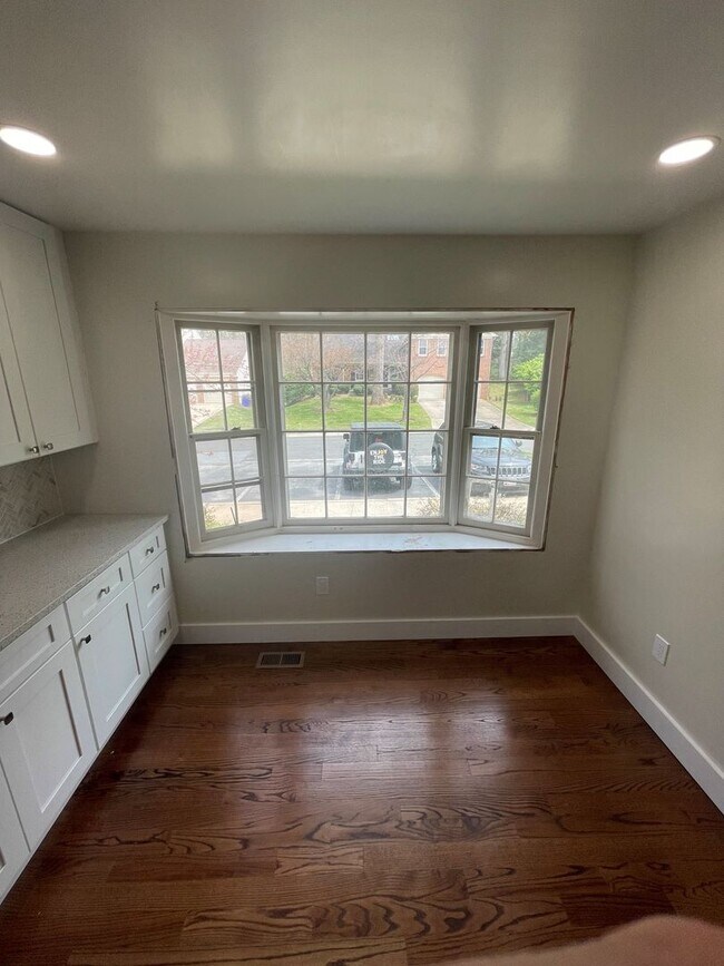 Building Photo - BEAUTIFLLY UPDATED TOWNHOME