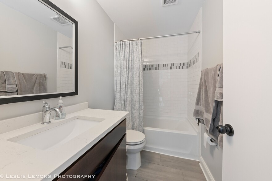 Building Photo - 680 N Green St