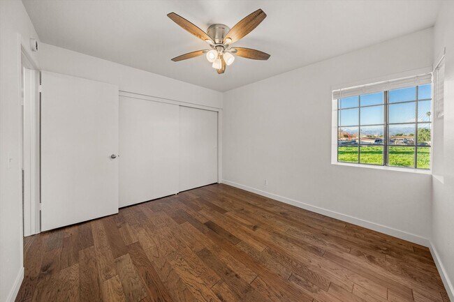 Building Photo - Large Renovated 3bed x 2.5bath Townhouse with Private Patio & 2-Car Garage