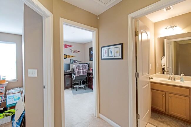 Building Photo - Beautiful 4-Bed, 3.5-Bath End Unit Townhom...
