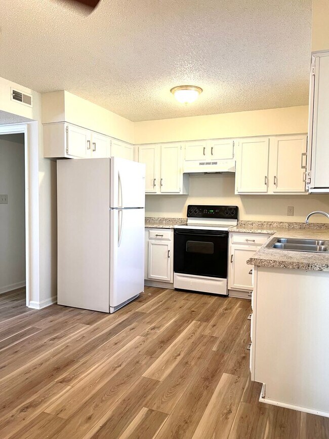 Building Photo - 8201 Terra Dr