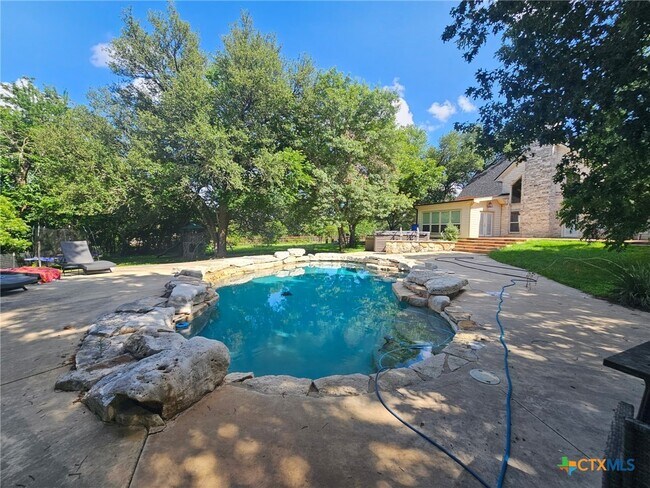 Building Photo - 1060 Great Oaks Dr