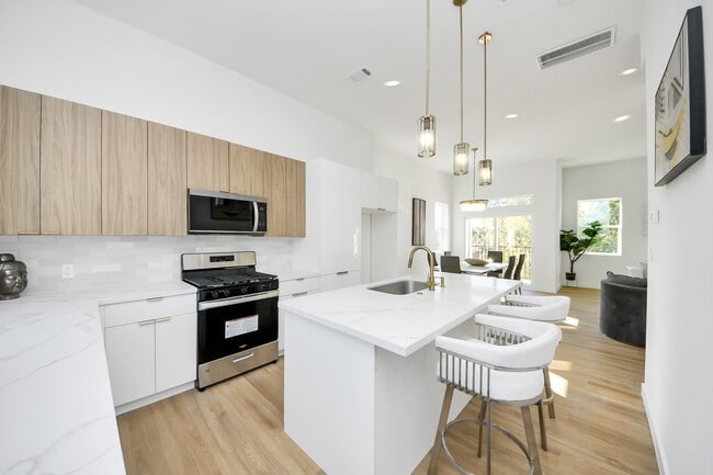 Building Photo - 1216 D E 34th St