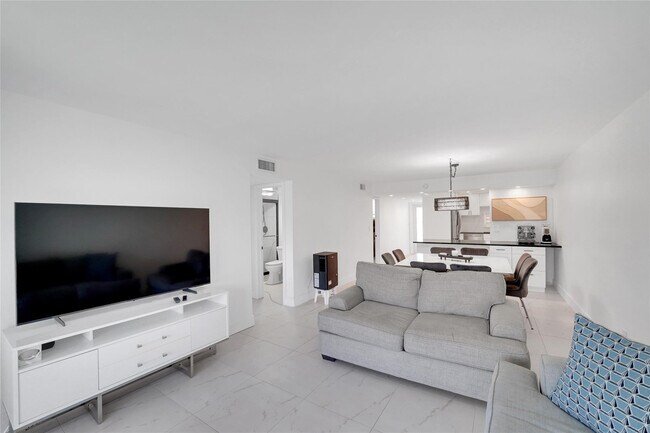 Building Photo - 8911 S Hollybrook Blvd