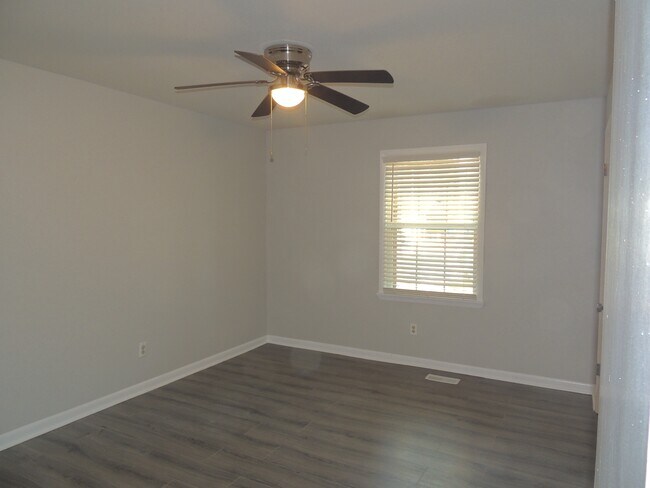 Building Photo - 5823 Rivercroft Rd