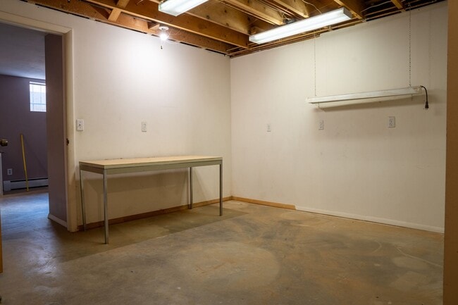 Building Photo - Spacious 6 bedroom home with 3 non conform...
