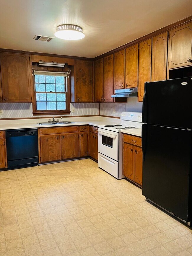 Building Photo - 3 Bed, 2 Bath Home in Prattville!