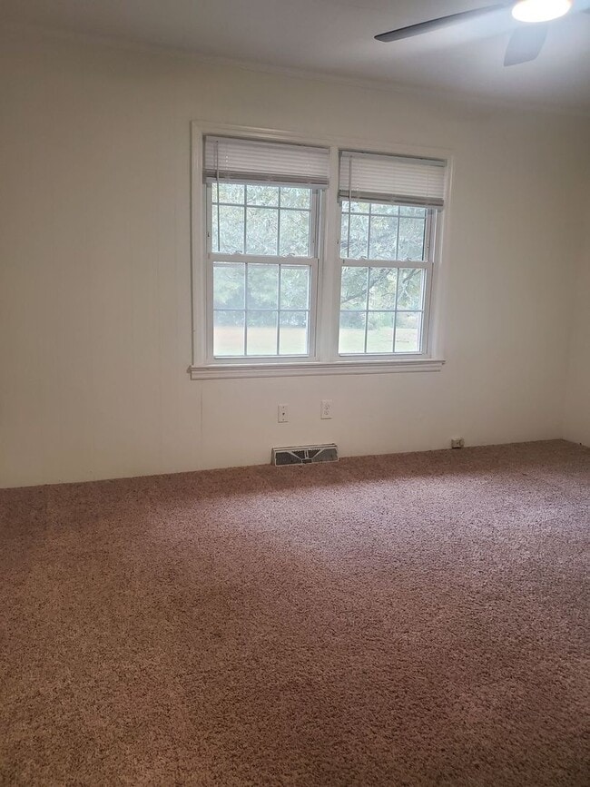 Building Photo - Newly Renovated 3 bedroom Single Family Ho...