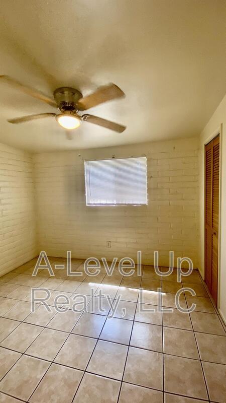 Building Photo - 316 E Elm St