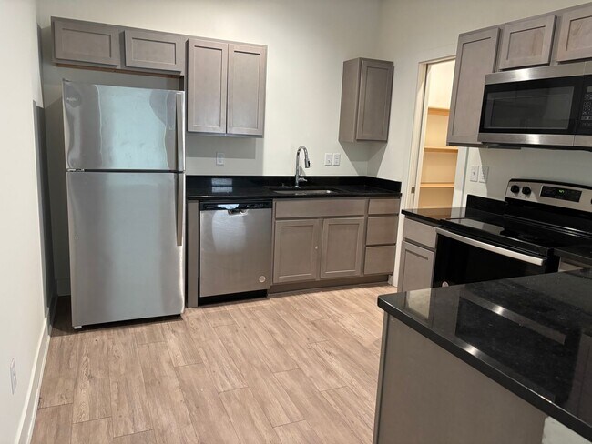 Building Photo - 1717/19 Hickory Creek