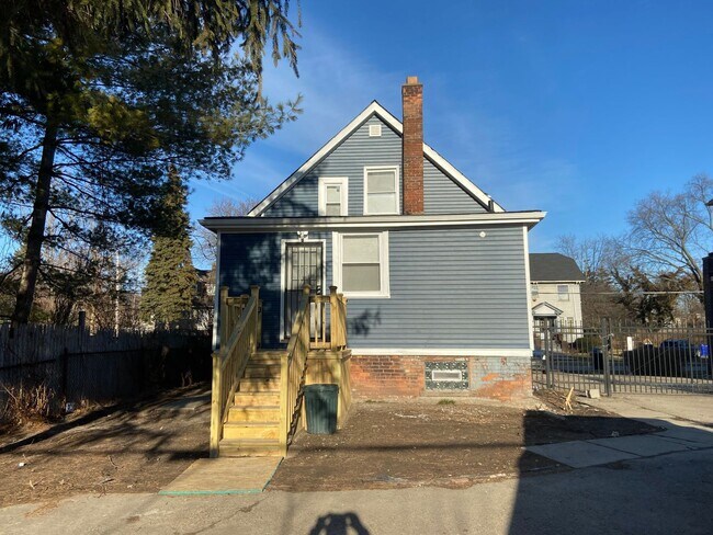 Building Photo - $1,300 - Newly 3 Bedroom 2 Bath