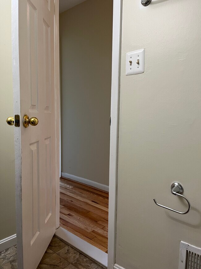 Building Photo - 2 Wimbledon Ln