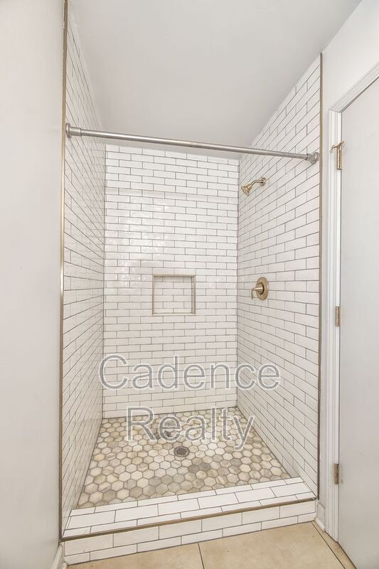 Building Photo - 9 Castlewood Dr