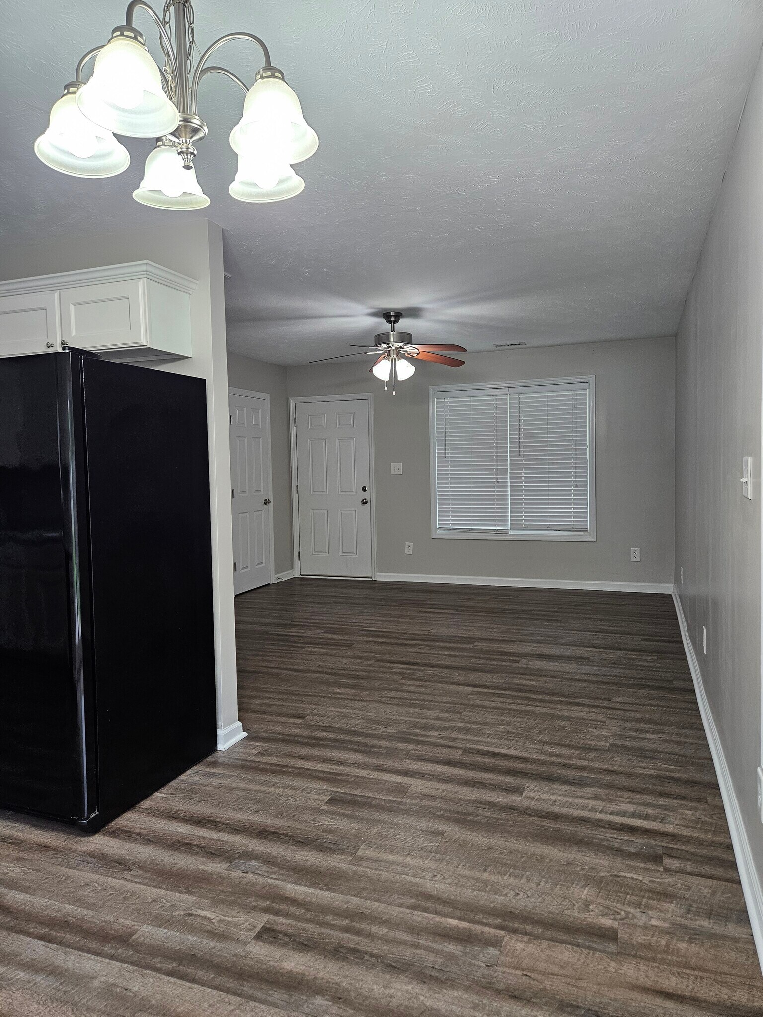 Living - 601 Roxie Ave