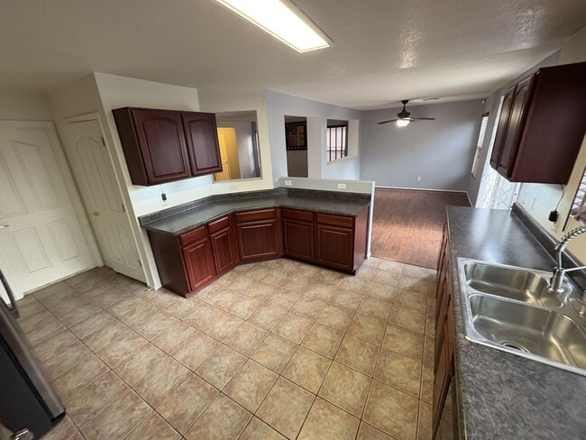 Building Photo - Convenient Location Three bedroom 2.5 baths 2 car garage