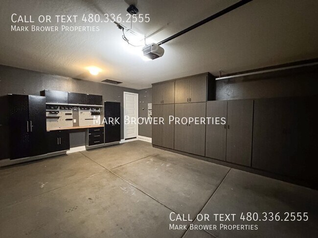 Building Photo - 1042 W Oleander Ave