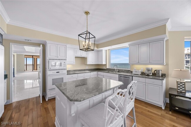 Building Photo - 8171 Bay Colony Dr