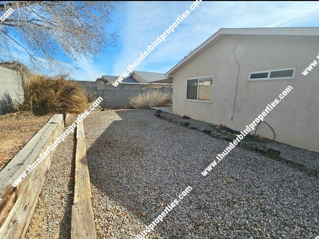 Building Photo - Lovely 3 Bedroom, 2 Bathroom, 2 Car Garage and 1,552 Sq. Ft. Home in Albuquerque.