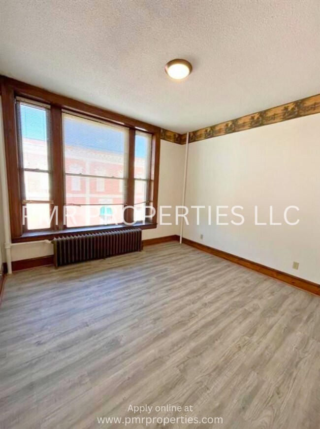 Building Photo - Red Oak Apartments