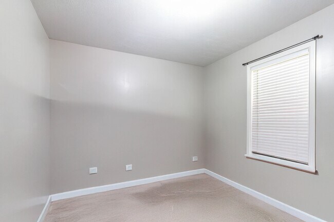 Building Photo - 1416 Madison Oaks Rd