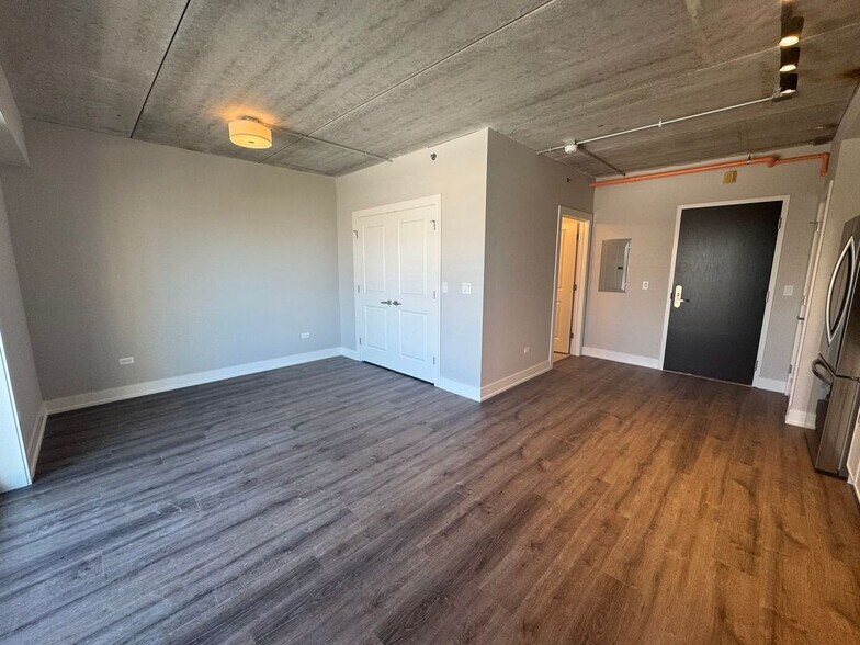 Building Photo - 952 W Carmen Ave