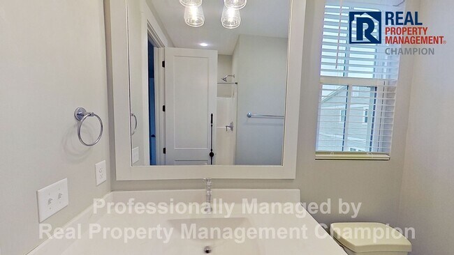 Building Photo - Bright & Open End Unit Townhome