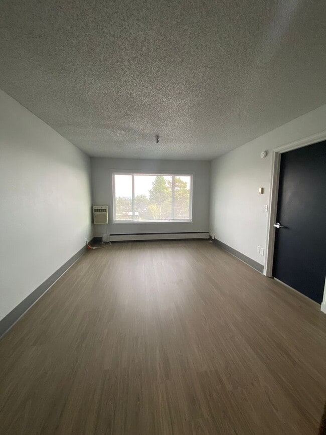 Building Photo - Desired 1 Bed 1 Bath with Great Views in a...