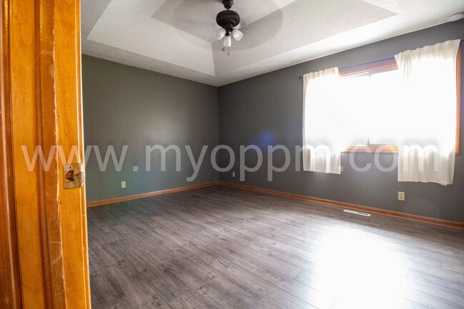 Building Photo - Must See! Well maintained 3 Bedrooms 2.5 B...