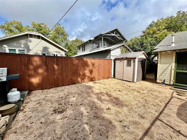 Building Photo - 207 W 45th St