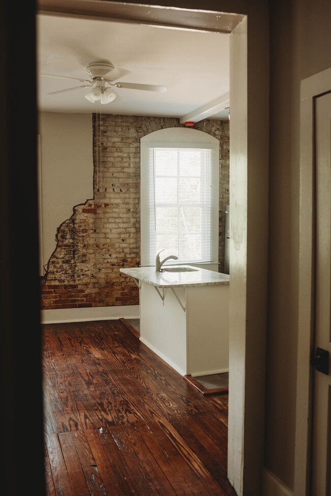 Kitchen island - 529 Washington E St