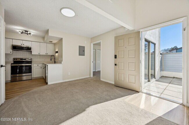 Building Photo - 1604 Challenger Ct W