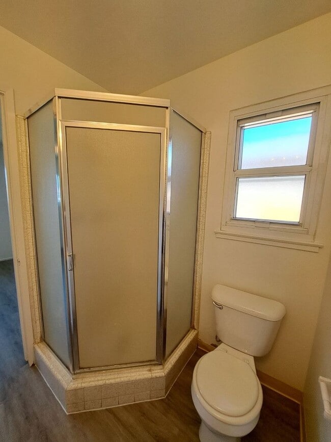 Building Photo - Amazing 3 Bedroom Home Near Cedar and Gett...