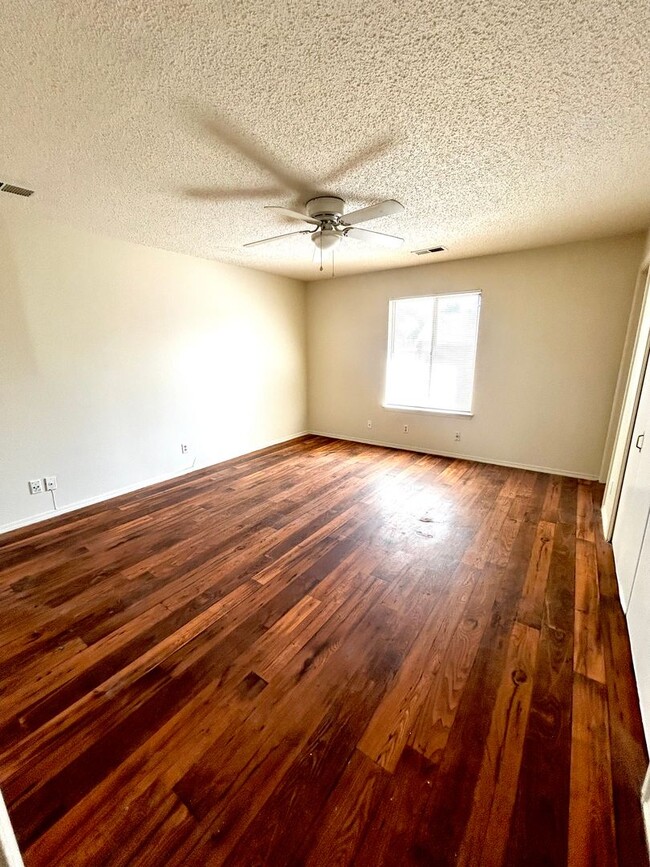 Building Photo - 3 Bedroom 3 Bathroom 1 Car Garage