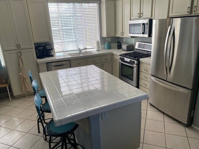 Building Photo - 3 BD/ 2.5 BA SHORT-TERM FURNISHED TOWNHOME...