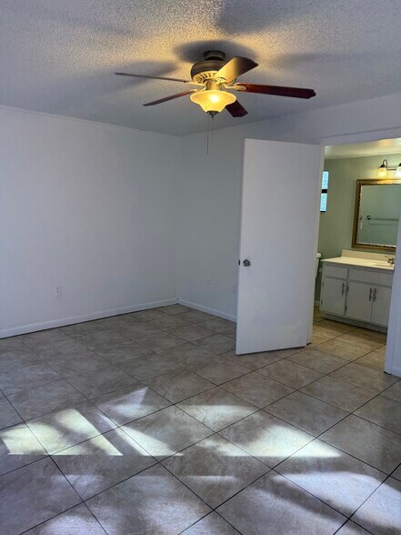 Building Photo - 467 Willow Tree Dr